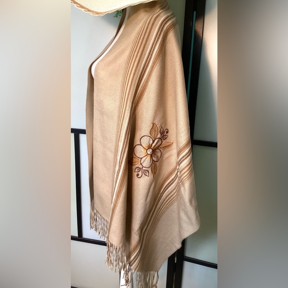 Embroidered scarf with fringes. - Picture 3 of 6